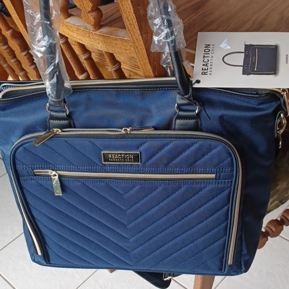 REACTION KENNETH COLE Chevron Computer Tote, NWT, Navy Gold 18
